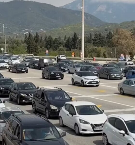 Δευτέρα του Πάσχα και στη Γέφυρα Ρίου-Αντιρρίου οι εκδρομείς σχημάτισαν τεράστιες ουρές στέλνοντας μαζικά το μήνυμα πως οι ημέρες ξεκούρασης τελείωσαν!