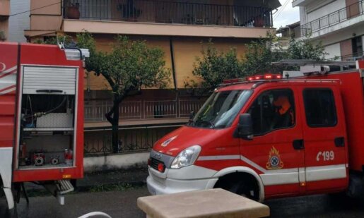 Στην περιοχή του Αγίου Κωνσταντίνου Αγρινίου σήμανε συναγερμός νωρίς το πρωί της Πέμπτης, 2 Απριλίου 2026 για φωτιά στην κουζίνα σπιτιού που οδήγησε ηλικιωμένη στο Νοσοκομείο.