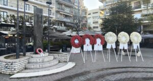 Μεγάλη Παρασκευή και το Αγρίνιο δεν ξεχνά τους 120, για τον λόγο αυτό κατατέθηκαν στεφάνια στη μνήμη τους από νωρίς το πρωί στην Κεντρική Πλατεία της πόλης.