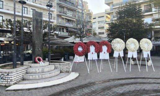 Μεγάλη Παρασκευή και το Αγρίνιο δεν ξεχνά τους 120, για τον λόγο αυτό κατατέθηκαν στεφάνια στη μνήμη τους από νωρίς το πρωί στην Κεντρική Πλατεία της πόλης.