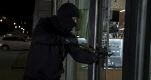 Στο Θέρμο αργά το βράδυ του Σαββάτου, 4 Απριλίου 2026 έλαβαν χώρες απίστευτες σκηνές λόγω μιας απόπειρας ληστείας  με πυροβολισμούς η οποία αναστάτωσε τους κατοίκους.