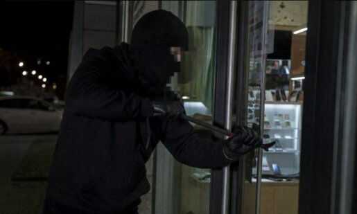 Στο Θέρμο αργά το βράδυ του Σαββάτου, 4 Απριλίου 2026 έλαβαν χώρες απίστευτες σκηνές λόγω μιας απόπειρας ληστείας με πυροβολισμούς η οποία αναστάτωσε τους κατοίκους.