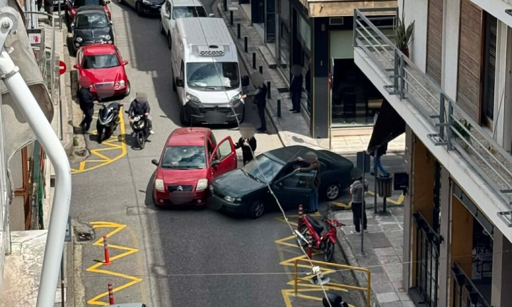 Στο Αγρίνιο το πρωί της Πέμπτης (23/04) ένα νέο τροχαίο σημειώθηκε στη διασταύρωση των Οδών Σουλίου και Δημοτσελίου, ευτυχώς, μόνο υλικών ζημιών.
