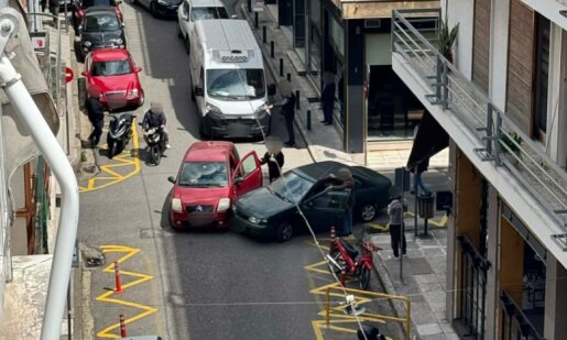 Στο Αγρίνιο το πρωί της Πέμπτης (23/04) ένα νέο τροχαίο σημειώθηκε στη διασταύρωση των Οδών Σουλίου και Δημοτσελίου, ευτυχώς, μόνο υλικών ζημιών.