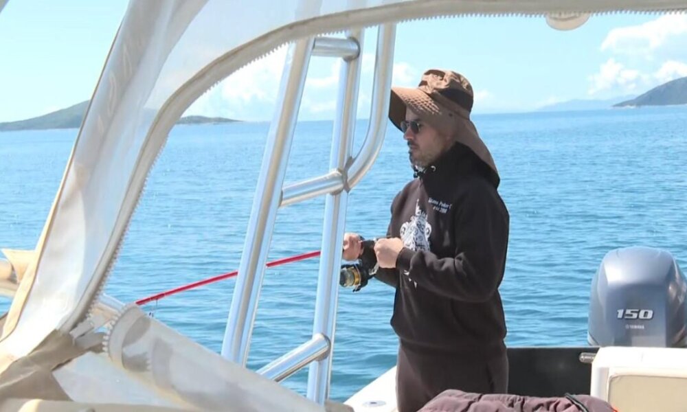 Στον ΣΚΑΪ και στην εκπομπή «Όπου Υπάρχει Ελλάδα» την Τρίτη (14/04, 15:00) ο Μεσολογγίτης συντονιστής Γιάννης Τσιμιτσέλης πάει βαρκάδα στη Λευκάδα!