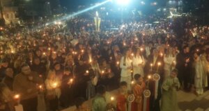 Ο Ιερός Ναός Αγίας Βαρβάρας Αγρινίου άνοιξε από νωρίς το βράδυ του Μεγάλου Σαββάτου (11/04) - Πλήθος πιστών παρέλαβε το Άγιο Φως και έψαλε το «Χριστός Ανέστη»!