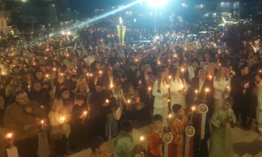 Ο Ιερός Ναός Αγίας Βαρβάρας Αγρινίου άνοιξε από νωρίς το βράδυ του Μεγάλου Σαββάτου (11/04) - Πλήθος πιστών παρέλαβε το Άγιο Φως και έψαλε το «Χριστός Ανέστη»!