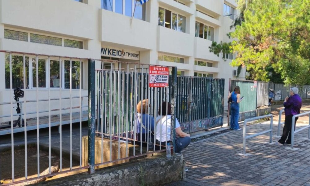Άρχισαν οι Πανελλαδικές Εξετάσεις 2026 και υποψήφιοι όλων των κατευθύνσεων μίλησαν στο AgrinioTimesTV για τα θέματα σε Νεοελληνική Γλώσσα και Λογοτεχνία.