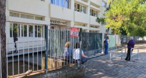Άρχισαν οι Πανελλαδικές Εξετάσεις 2026 και υποψήφιοι όλων των κατευθύνσεων μίλησαν στο AgrinioTimesTV για τα θέματα σε Νεοελληνική Γλώσσα και Λογοτεχνία.