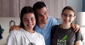 Στην Ορεινή Ναυπακτία στήθηκε μια... Αλυσίδα ζωής από Εθελοντές οι οποίοι φέρεται πως βρήκαν ένα χαριτωμένο ζαρκάδι το οποίο ήταν πεσμένο σε γκρεμό.