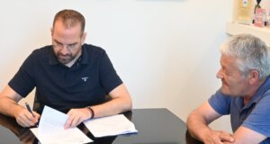 Ο Αγρινιώτης Περιφερειάρχης Δυτικής Ελλάδας, Νεκτάριος Φαρμάκης, υπέγραψε την Τρίτη, 12 Μαΐου 2026 για την αναβάθμιση του Οδικού Δικτύου στην Ορεινή Τριχωνίδα.