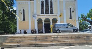 Ο Δημήτρης Παπαδημητρίου ήταν ο άτυχος 74χρονος που έχασε τη ζωή του σε τροχαίο στον Κόμβο του Κουβαρά, το μεσημέρι συγγενείς και φίλοι είπαν το τελευταίο «αντίο».