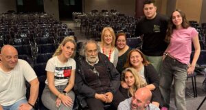Ο Κώστας Αρζόγλου με αφορμή την παρουσία του στην πόλη παραβρέθηκε στις πρόβες της Γυμναστικής Εταιρείας Αγρινίου για την παράσταση «Ράφτης Κυριών».