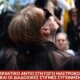 Κανείς δεν είναι σε θέση να δεχθεί πως η Γωγώ Μαστροκώστα «έφυγε» και η μητέρα της ακούστηκε να λέει όταν έφτασε το φέρετρο «καλώς το αστέρι μου, καλώς το λουλούδι μου».