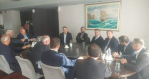 Ο Υπουργός Περιβάλλοντος και Ενέργειας, Σταύρος Παπασταύρου, πραγματοποίησε το Σάββατο (02/05) συνάντηση σε ξενοδοχείο του Αγρινίου με Αυτοδιοικητικούς και Φορείς.