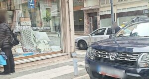 Άλλο ένα τροχαίο σημειώθηκε το πρωί της Παρασκευής, 8 Μαΐου 2026 στο Αγρίνιο και πιο συγκεκριμένα στη συμβολή των Οδών Ι. Σταΐκου και Κακαβιά όταν Ι.Χ. συγκρούστηκε με Ταξί.