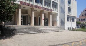 Στο Αγρίνιο και πιο συγκεκριμένα στο Τμήμα Μεταγωγών Αστυνομικής Διεύθυνσης Ακαρνανίας ένας νεαρός περίπου 24 ετών προκάλεσε φθορές και εξύβρισε Αξιωματικό.
