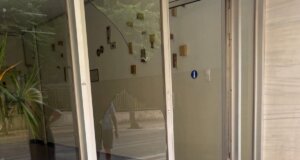Ένα σοβαρό επεισόδιο έλαβε χώρα στο Αγρίνιο, αφού πληροφορίες αναφέρουν πως μια γυναίκα φέρεται να δέχθηκε άγρια επίθεση στο κέντρο της πόλης.