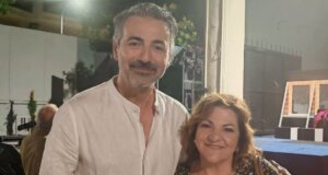 Στο Κηποθέατρο Αγρινίου εθεάθη το βράδυ της Τρίτης, 30 Ιουνίου 2026 η καταξιωμένη ηθοποιός Βίκυ Σταυροπούλου η οποία είδε από κοντά τις «Εκκλησιάζουσες» του Αριστοφάνη.