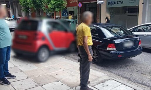 Ένα νέο τροχαίο σημειώθηκε το απόγευμα της 19ης Ιουνίου στο Αγρίνιο - Ηλικιωμένος οδηγούσε Smart και τα πήρε όλα... σβάρνα στη Γοργοποτάμου!