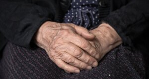 Η ΕΛ.ΑΣ. έκανε γνωστό την Παρασκευή (05/06) πως στον Εισαγγελέα Πρωτοδικών Αγρινίου θα οδηγηθούν δύο άνδρες και μια γυναίκα για τα 75 χιλιάδες ευρώ μιας ηλικιωμένης.