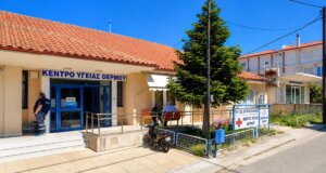 Στο Θέρμο το απόγευμα της 9ης Ιουνίου σημειώθηκε πτώση οχήματος από τα 30 μέτρα με μια μητέρα και το παιδί της να μεταφέρονται στο Κέντρο Υγείας μετά το σοκαριστικό τροχαίο.