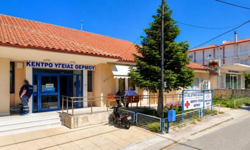 Στο Θέρμο το απόγευμα της 9ης Ιουνίου σημειώθηκε πτώση οχήματος από τα 30 μέτρα με μια μητέρα και το παιδί της να μεταφέρονται στο Κέντρο Υγείας μετά το σοκαριστικό τροχαίο.