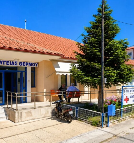 Στο Θέρμο το απόγευμα της 9ης Ιουνίου σημειώθηκε πτώση οχήματος από τα 30 μέτρα με μια μητέρα και το παιδί της να μεταφέρονται στο Κέντρο Υγείας μετά το σοκαριστικό τροχαίο.