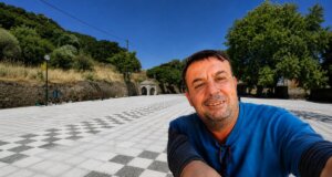 Στο Λιθοβούνι Αγρινίου η πλακόστρωση της Πλατείας φέρει την... υπογραφή του αείμνηστου Προέδρου Κώστα Αλεξανδρή κάτι που συγκίνησε άπαντες.