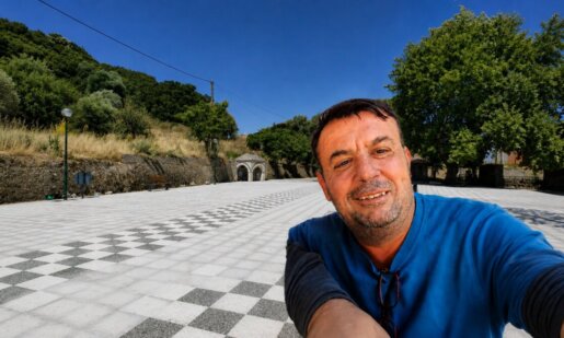 Στο Λιθοβούνι Αγρινίου η πλακόστρωση της Πλατείας φέρει την... υπογραφή του αείμνηστου Προέδρου Κώστα Αλεξανδρή κάτι που συγκίνησε άπαντες.