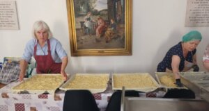Ο Πάτερ Κωνσταντίνος Καντάνης σε ανάρτησή του το πρωί της 6ης Ιουνίου αναφέρθηκε στα συσσίτια του Αγίου Δημητρίου και τη μακαρονόπιτα του Αγρινίου με χειροποίητο φύλλο.