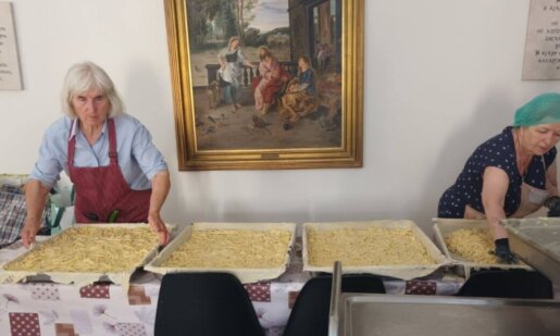 Ο Πάτερ Κωνσταντίνος Καντάνης σε ανάρτησή του το πρωί της 6ης Ιουνίου αναφέρθηκε στα συσσίτια του Αγίου Δημητρίου και τη μακαρονόπιτα του Αγρινίου με χειροποίητο φύλλο.