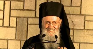 Ο Μητροπολίτης Ναυπάκτου και Αγίου Βλασίου συνεχάρη τηλεφωνικά τη μητέρα της μικρής για την αστραπιαία αντίδρασή της δευτερόλεπτα πριν το τροχαίο στο κέντρο.