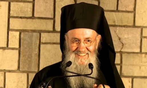 Ο Μητροπολίτης Ναυπάκτου και Αγίου Βλασίου συνεχάρη τηλεφωνικά τη μητέρα της μικρής για την αστραπιαία αντίδρασή της δευτερόλεπτα πριν το τροχαίο στο κέντρο.