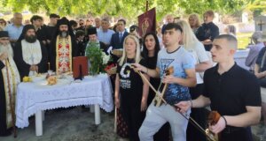 Στο Μπαμπαλιό Βάλτου ανήμερα του Αγίου Πνεύματος κατά τις 12 και κάτι το μεσημέρι σκορπίστηκε χώρα από την Κεπεκκλησία στους τάφους των Προσφύγων Προγόνων.