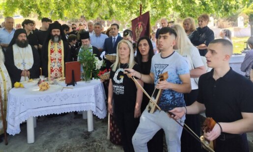 Στο Μπαμπαλιό Βάλτου ανήμερα του Αγίου Πνεύματος κατά τις 12 και κάτι το μεσημέρι σκορπίστηκε χώρα από την Κεπεκκλησία στους τάφους των Προσφύγων Προγόνων.