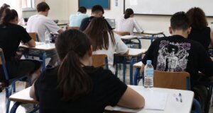 Στις Εργατικές Κατοικίες Αγίας Βαρβάρας Αγρινίου ένας μαθητής κάνει τη δική του έκκληση για διακοπή των εργασιών στην ευρύτερη περιοχή λόγω των Πανελλαδικών Εξετάσεων.