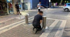 Στο Αγρίνιο οι δοκιμές συνεχίζονται για την εφαρμογή του συστήματος με τις βυθιζόμενες μπάρες, χαρακτηριστικό παράδειγμα ο Πεζόδρομος Ι. Σταΐκου.