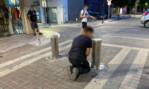 Στο Αγρίνιο οι δοκιμές συνεχίζονται για την εφαρμογή του συστήματος με τις βυθιζόμενες μπάρες, χαρακτηριστικό παράδειγμα ο Πεζόδρομος Ι. Σταΐκου.