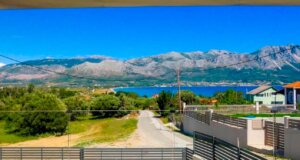 Στην πανέμορφη και ήσυχη περιοχή της Πογωνιάς Παλαίρου ενοικιάζεται διαμέρισμα δύο υπνοδωματίων με πισίνα και μοναδική θέα στη θάλασσα που θα τη ζήλευαν όλοι...