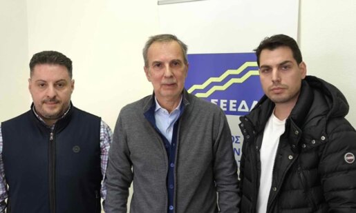Ο Σύλλογος Εμπόρων και Επιχειρηματιών Δήμου Αγρινίου εξέδωσε ανακοίνωση χαρακτηρίζοντας «θετικό βήμα» την επιβολή δασμού 3 ευρώ ανά είδος προϊόντος.