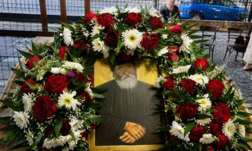 Ο Ιερός Ναός Αγίου Δημητρίου Αγρινίου συγκέντρωσε εκατοντάδες πιστούς από νωρίς το απόγευμα της 11ης Ιουλίου στην Αγρυπνία για την Εορτή του Αγίου Παΐσίου.