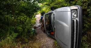 Στην περιοχή Άγιος Βλάσης Αγρινίου νωρίς το απόγευμα της 1ης Ιουλίου σημειώθηκε τροχαίο, δύο άνδρες επέβαιναν σε αγροτικό που ήταν γεμάτο με ξύλα και τούμπαρε.