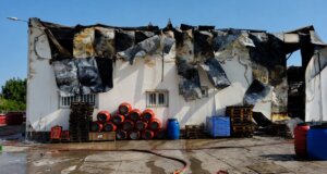 Στην Ερμίτσα Αγρινίου η μεγάλη φωτιά που ξέσπασε αργά το βράδυ της Δευτέρας (27/07) κατέστρεψε πλήρως το βιομηχανικό εργαστήριο στο οποίο στεγάζονταν εργοστάσιο με τις Ελιές.
