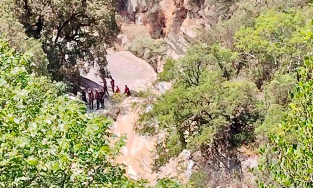 Στη Βόνιτσα όλοι πενθούν για την τραγωδία που σημειώθηκε στο Φαράγγι Νήσσας καθώς πριν από λίγο εντοπίστηκε η σορός του άντρα που αγνοούνταν.