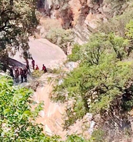 Στη Βόνιτσα όλοι πενθούν για την τραγωδία που σημειώθηκε στο Φαράγγι Νήσσας καθώς πριν από λίγο εντοπίστηκε η σορός του άντρα που αγνοούνταν.