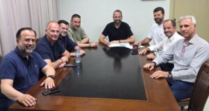 Ο Περιφερειάρχης Νεκτάριος Φαρμάκης υπέγραψε το πρωί της Παρασκευής, 03 Ιουλίου 2026 για την ενεργειακή βελτίωση και ανακαίνιση του Παπαστρατείου Μεγάρου Αγρινίου.