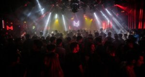 Από την ΕΛ.ΑΣ. γνωστοποιήθηκε άλλο ένα συμβάν που σημειώθηκε ξημερώματα 4ης Ιουλίου στη Ναύπακτο καθώς συνελήφθη υπεύθυνος υγειονομικού καταστήματος για ηχορύπανση.