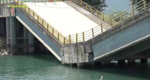 Στη Λάρισα οι οδηγοί διασχίζουν με μεγάλη αγωνία τη Γέφυρα στον Παλαιόπυργο, έχει σπάσει και βυθιστεί από την κακοκαιρία «Daniel».