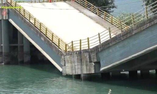 Στη Λάρισα οι οδηγοί διασχίζουν με μεγάλη αγωνία τη Γέφυρα στον Παλαιόπυργο, έχει σπάσει και βυθιστεί από την κακοκαιρία «Daniel».